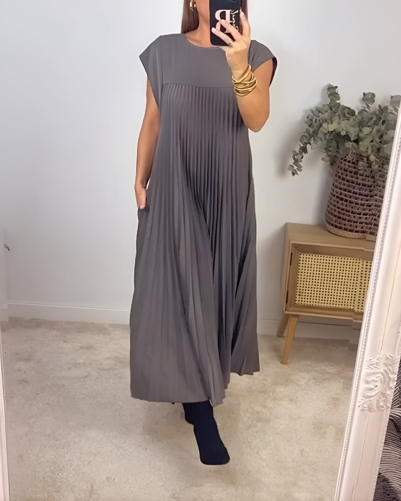Simone | Leichte und raffinierte Plisseekleid