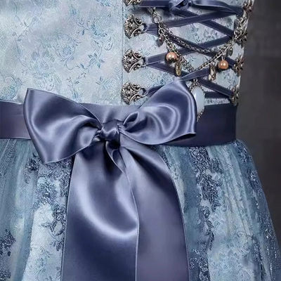 Elegantes Damen-Oktoberfest-Dirndl mit stilvoller Schürze und modischem Schnürmieder