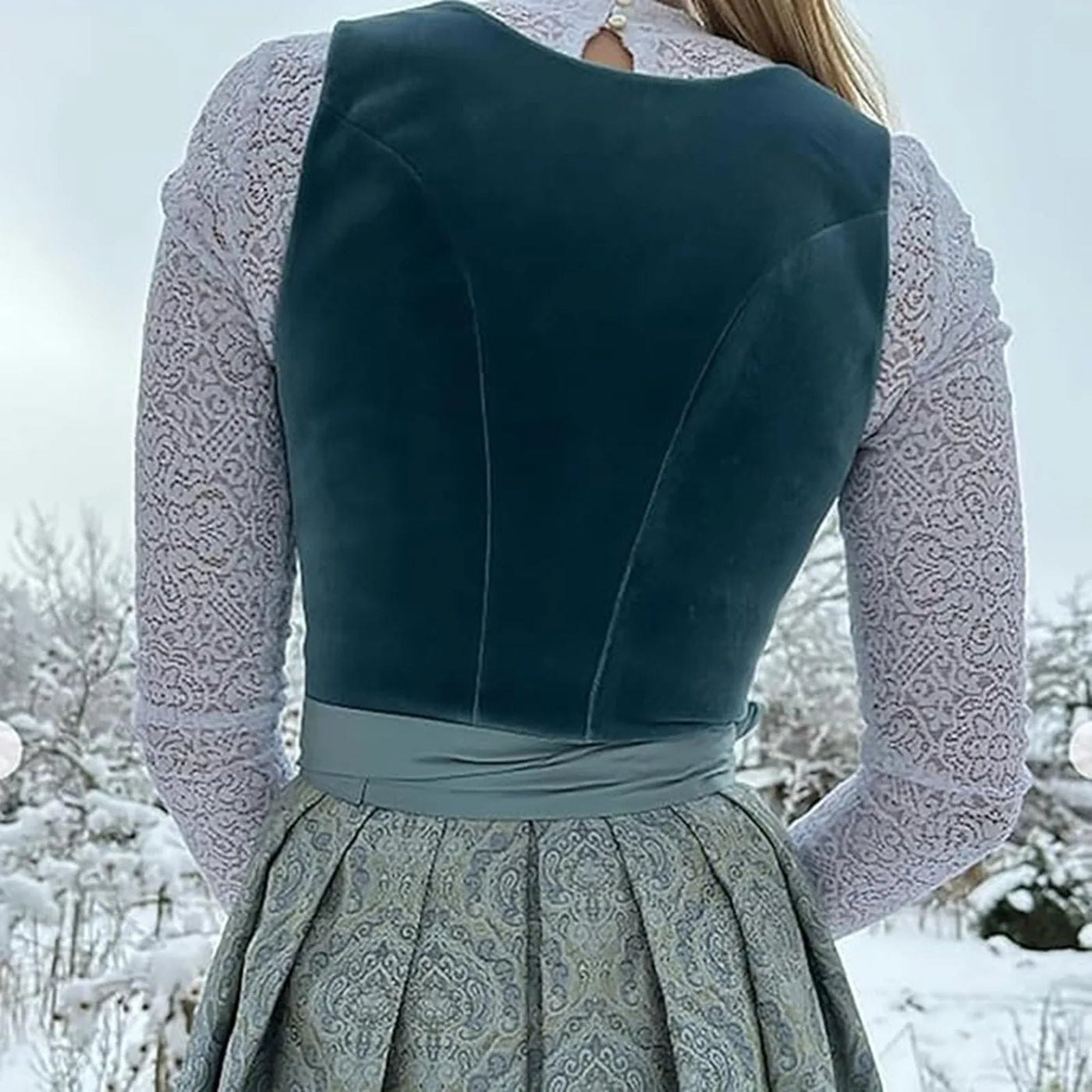Elegantes Damen Oktoberfest Dirndlkleid mit Vintage-Schnürmieder und charmantem Schürzentwurf