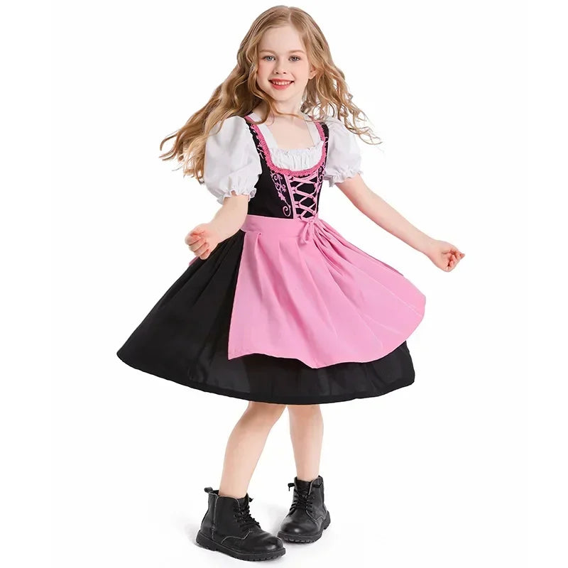 Charmantes Mädchen-Dirndlkleid mit Schürze im authentischen traditionellen Stil