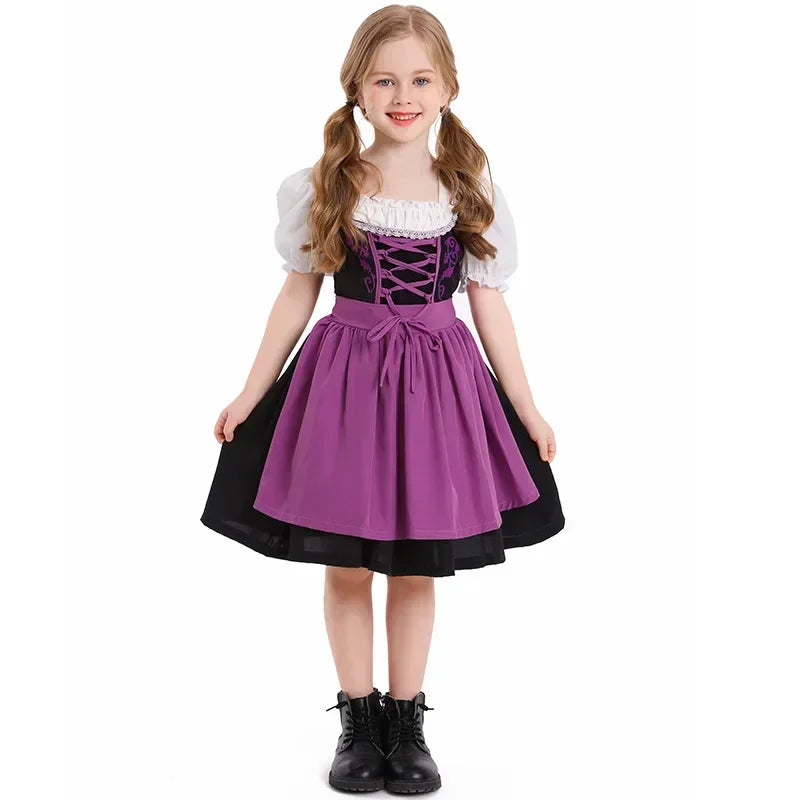 Charmantes Mädchen-Dirndlkleid mit Schürze im authentischen traditionellen Stil