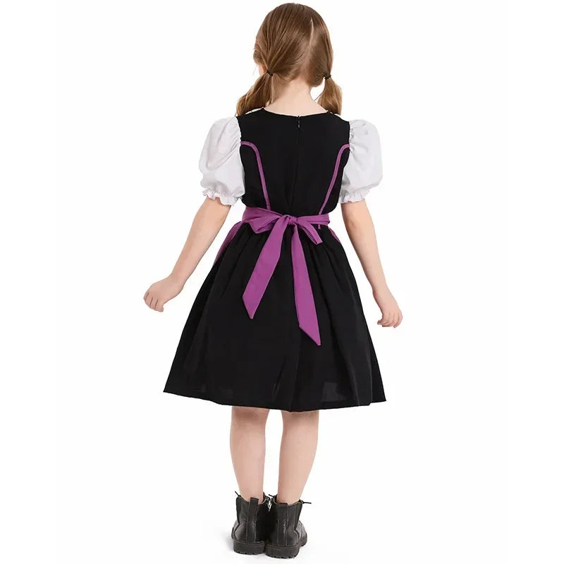 Charmantes Mädchen-Dirndlkleid mit Schürze im authentischen traditionellen Stil