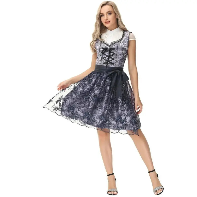 Elegantes Damen-Dirndlkleid für Oktoberfest mit kunstvoller Stickerei und stilvollem Miederoberteil